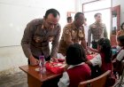 Polisi-Peduli,-Polres-Malang-Berbagi-Makanan-Bergizi-untuk-Pelajar-Terdampak-Banjir
